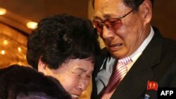 20일 금강산에서 열린 남북 이산가족 행사에서 한국의 리선향(88) 씨가 북한의 가족 리윤근(72) 씨와 포옹하고 있다.