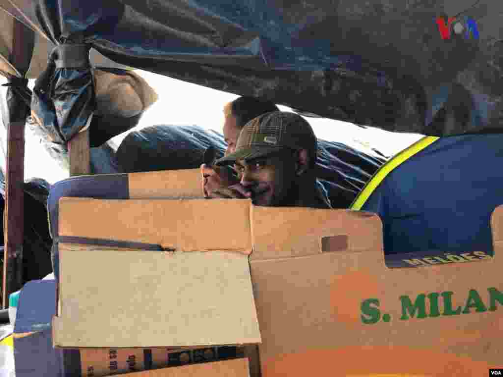 Un hombre sonríe para la cámara en el refugio improvisado&nbsp;creado por venezolanos en el vecindario Jardim Floresta, fronterizo de Brasil. Foto: Celia Mendoza - VOA