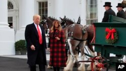 El presidente Donald Trump y la primera dama Melania Trump reciben el árbol de Navidad de la Casa Blanca, el lunes 19 de diciembre de 2018.