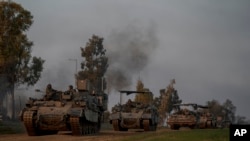 Konvoi pengangkut personel lapis baja (APC) tentara Israel bergerak di dekat perbatasan Israel-Gaza, di Israel selatan, Senin, 25 Desember 2023. (AP/Leo Correa)