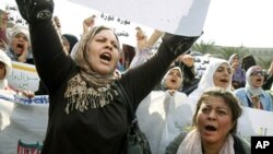 Des femmes criant des slogans contre le président Moubarak au centre du Caire