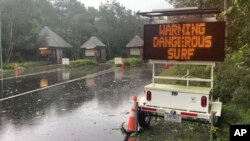 Una señal advierte sobre las condiciones climáticas en una calle del Parque Nacional Acadia, en Maine, el 16 de septiembre de 2023.