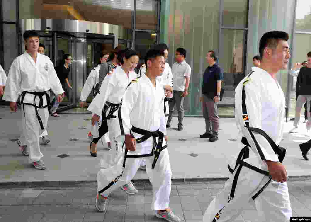 전북을 방문한 ITF 북한 태권도시범단이 25일 도복을 입고 훈련을 위해 호텔을 나서고 있다.