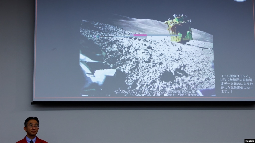 Ông Shinichiro Sakai, thuộc Cơ quan thám hiểm hàng không vũ trụ Nhật Bản (JAXA), ngồi trước màn hình chiếu hình ảnh do LEV-2 chụp trên mặt trăng, trong cuộc họp báo tại Tokyo, Nhật Bản, ngày 25/1/2024.