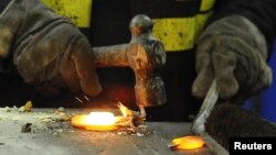 Trabajo en una planta de acero. 21 millones de personas trabajan a la fuerza alrededor del mundo.