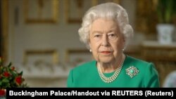 Ratu Elizabeth memberikan pidato kenegaraan dari kediamannya Kastil Windsor, Minggu, 5 April 2020. (Foto: Buckingham Palace via Reuters)