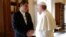 Rafael Correa conversa con el papa Francisco sobre justicia social e intercambian regalos.