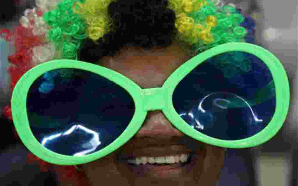 Moses Mabhida llegó a la inauguración del estadio Durban, en Sudáfrica en donde ya calienta la fiesta del Mundial.