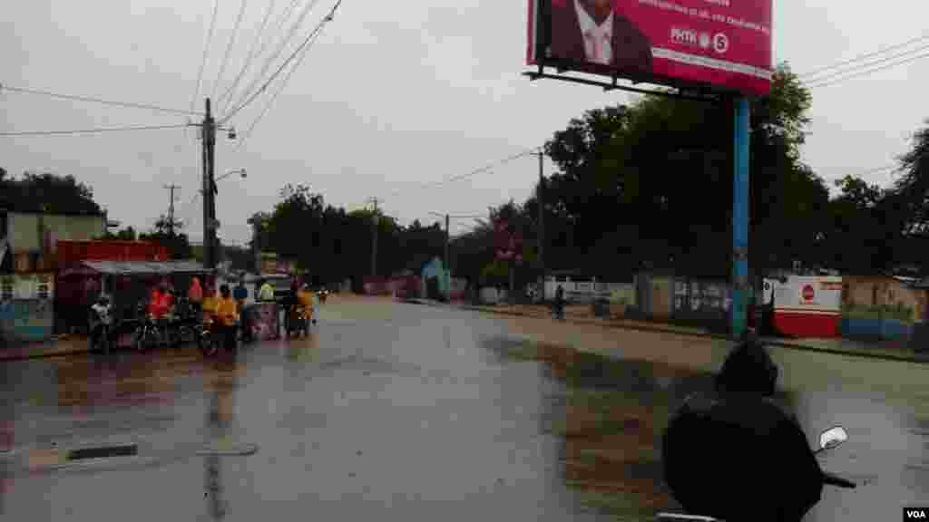 Picture taken this midday showing Carrefour Vincent in Sarthe on National Highway 1, Haiti, Oct. 4, 2016. (F. Lisne/VOA)