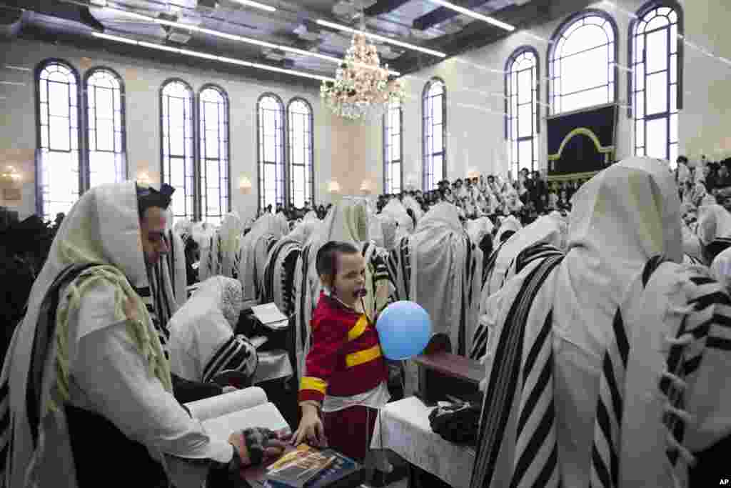 جشن پوریم در اسرائیل. یهودیان برای نجات یهودیان ایران توسط پادشاه هخامنشی در قرن ها پیش این جشن را برگزار می کنند.