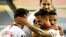 Le milieu de terrain espagnol du FC Séville Suso (centre) heureux de la victoire de son équipe lors de la demi-finale FC Séville / Manchester United de la Ligue Europa le 16 août 2020 à Cologne, en Allemagne.