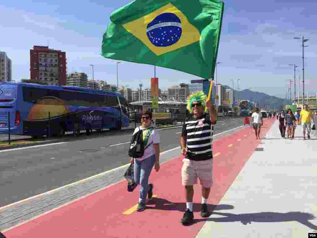 La bandera brasilera ondea en señal de orgullo y apoyo a los atletas que participan en los juegos olímpicos.