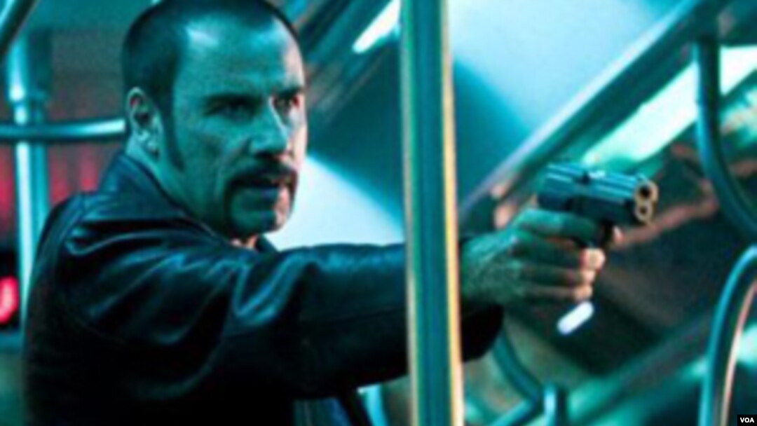 John Travolta sedang berakting dalam film 'The Taking of the Pelham 123.'