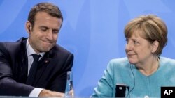 El presidente de Francia, Emmanuel Macron (izquierda) y la canciller de Alemania, Angela Merkel, asistieron a una conferencia de prensa después de una reunión previa a la cumbre del G-20 en Berlín, Alemania, el jueves, 29 de junio de 2017.