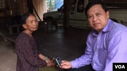 FILE - Im Chaem, the former Khmer Rouge secretary of Preah Net Preah district, Banteay Mean Chey province, with VOA Khmer's reporter Sok Khemara in her home, August 11, 2015. (VOA Khmer) 