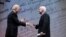 Sobiq vitse-prezident Jo Bayden (chapda) senator Jon Makkeynga "Ozodlik" medalini topshirmoqda, 16-oktabr, 2017-yil.