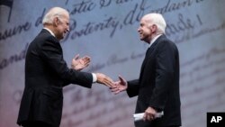 El ex vicepresidente Joe Biden y el senador John McCain, se saludan en el Indepence Hall de Filadelfia donde McCain recibió la Medalla de La Libertad el lunes por la noche.