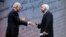 El ex vicepresidente Joe Biden y el senador John McCain, se saludan en el Indepence Hall de Filadelfia donde McCain recibió la Medalla de La Libertad el lunes por la noche.