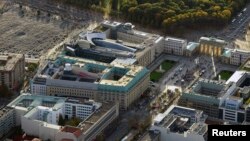 La vista aérea en Berlín muestra al centro la embajada británica, abajo a la izquierda el Hotel Adlon, en la parte superior la Academia de Artes y la Embajada de Estados Unidos, el monumento en recuerdo del Holocausto arriba a la izquierda, la plaza Pariser Platz y la puerta de Brandenburgo.