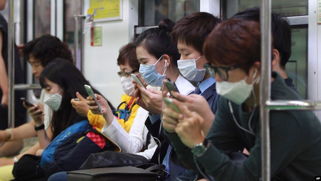 Hành khách đeo khẩu trang để phòng ngừa bệnh MERS trên một chuyến tàu điện ngầm ở Seoul, Hàn Quốc, ngày 8/6/2015.