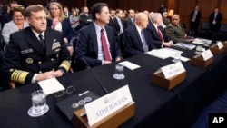 El director de la Agencia de Seguridad Nacional, el almirante Michael Rogers, y el director del FBI, James Comey, testifican ante un panel del Congreso en el Capitolio en Washington, el 9 de febrero de 2016. 