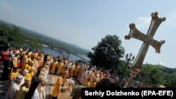 Прихожане и духовенство на молебне по случаю 1033-й годовщины крещения Киевской Руси. Киев, 28 июля 2021