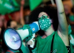 Argentinos salieron a las calles a manifestarse acerca de la aprobación de la polémica ley, en la madrugada del 30 de diciembre de 2020. [Reuters]