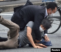 مرد مظنون به تیراندازی به شینزو آبه، نخست وزیر سابق ژاپن، توسط افسران پلیس در ایستگاه یاماتو سایدایجی در نارا بازداشت شده است.