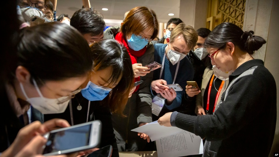 Para wartawan yang meliput jumpa pers mengenai wabah virus korona, mengenakan masker, di Beijing, China, 26 Januari 2020. 