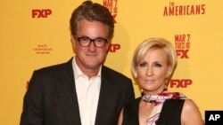 Tư liệu - Joe Scarborough (trái) và Mika Brzezinski đến dự một sự kiện ở New York, ngày 25 tháng 2, 2017.