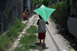 Un niño juega con una cometa en la comunidad del 1 de diciembre en Soyapango, El Salvador, el 30 de julio de 2020.