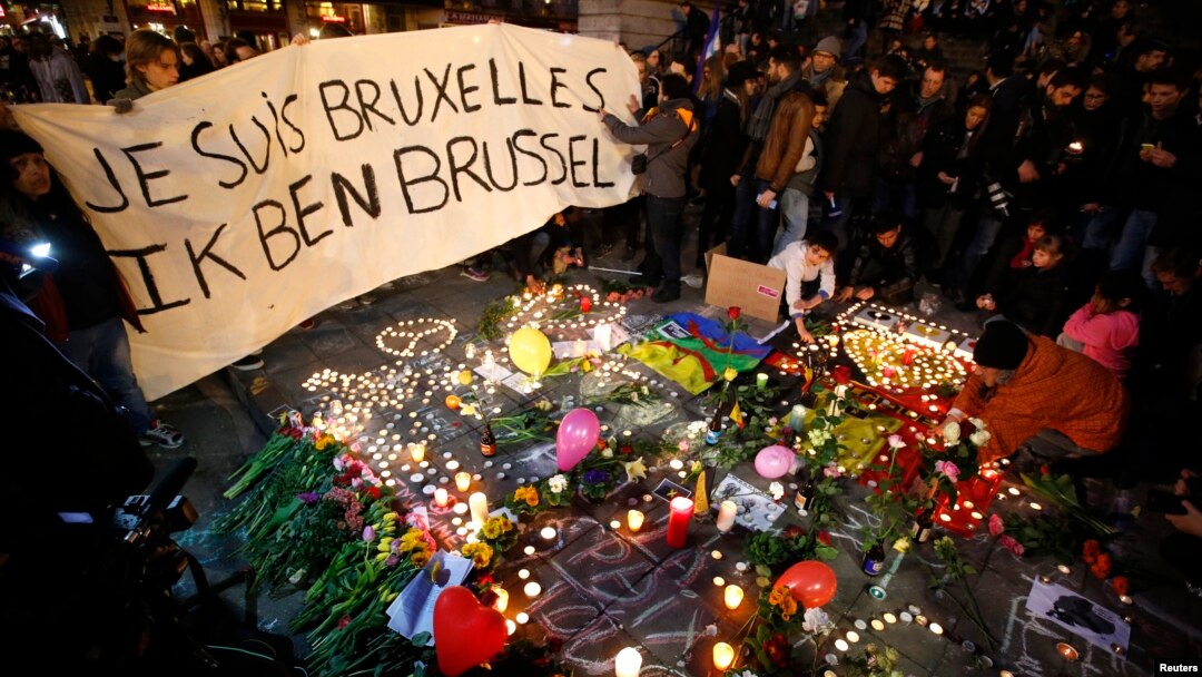 Người dân giơ một biểu ngữ đoàn kết tại Brussels sau vụ đánh bom ở Brussels, Bỉ, ngày 22 tháng 3 năm 2016. 