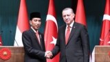 Presiden Joko Widodo tegaskan pentingnya kerjasama Indonesia-Turki dalam berbagai bidang ketika berbicara dengan Presiden Recep Tayyip Erdogan di Ankara, Turki, 6 Juli 2017. (Foto Courtesy: Setpres RI)