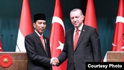 Presiden Joko Widodo tegaskan pentingnya kerjasama Indonesia-Turki dalam berbagai bidang ketika berbicara dengan Presiden Recep Tayyip Erdogan di Ankara, Turki, 6 Juli 2017. (Foto Courtesy: Setpres RI)