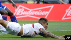  Paolo Guerrero oo dhulka jiifa