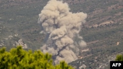 Asap membubung dari lokasi yang menjadi target serangan udara Israel di Mahmudiyah, di selatan Lebanon, Jumat, 27 September 2024. (Foto: Rabih Daher/AFP)