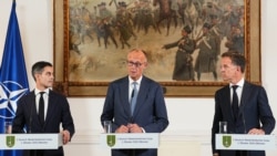 Прем'єр-міністр Нідерландів Роб Єттен, канцлер Німеччини Фрідріх Мерц і генеральний секретар НАТО Марк Рютте під час візиту до 1-го Німецько-нідерландського корпусу в Мюнстері, Німеччина, 1 жовтня 2026. AP