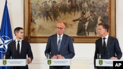 Прем'єр-міністр Нідерландів Роб Єттен, канцлер Німеччини Фрідріх Мерц і генеральний секретар НАТО Марк Рютте під час візиту до 1-го Німецько-нідерландського корпусу в Мюнстері, Німеччина, 1 жовтня 2026. AP