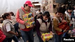 Voluntarios transportan en Ciudad de México alimentos donados para los pobres.