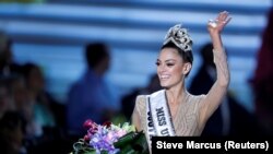 Kontestan dari Afrika Selatan, Demi-Leigh Nel-Peter, melambaikan tangan ke penonton, setelah dinobatkan sebagai Miss Universe 2017, di Planet Hollywood hotel casino di Las Vegas, Nevada, 26 November 2017. 