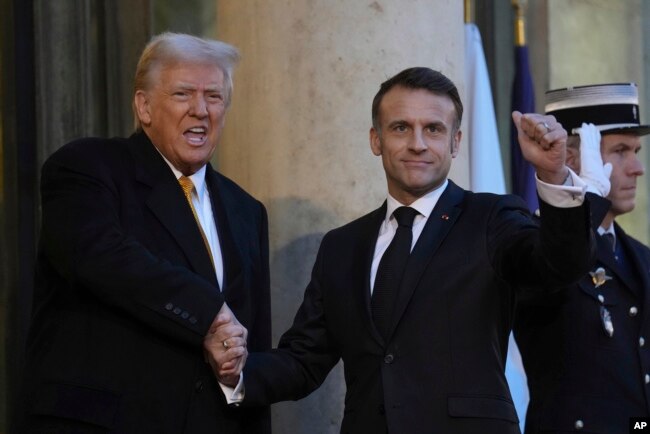 El presidente francés, Emmanuel Macron, recibe al presidente electo Donald Trump a su llegada al Palacio del Elíseo, el sábado 7 de diciembre de 2024 en París. (Foto AP/Aurelien Morissard)