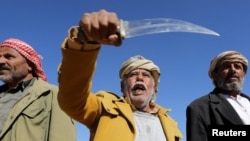 一名举着匕首的胡塞支持者参加最近的一场反美游行