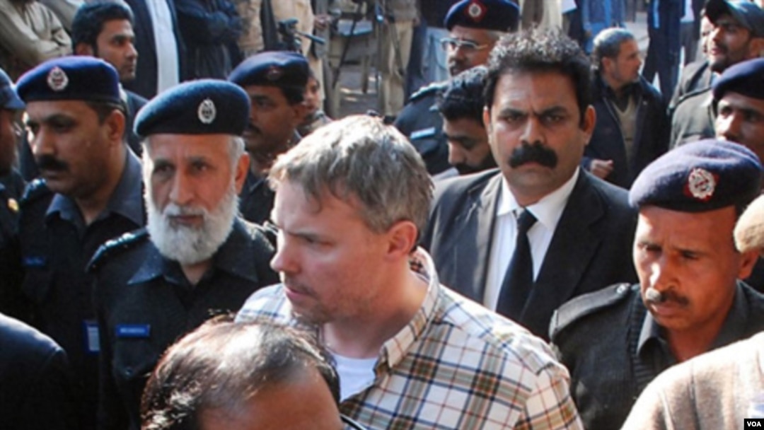 Polisi Pakistan mengawal Raymond Davis keluar dari pengadilan (foto: dok).