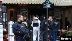 2015年11月14号巴黎恐袭后警察在一间酒吧调查现场。