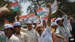 Workers from the National Federation of Indian Railwaymen (NFIR) shout slogans during a protest rally in Mumbai February 28, 2012.