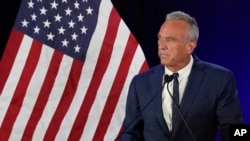 El candidato independiente a la presidencia Robert F. Kennedy Jr. anuncia que suspenderá su campaña presidencial durante una conferencia de prensa el viernes 23 de agosto de 2024, en Phoenix. 