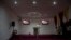 Un pasteur s'entretient avec sa congrégation dans une église à Adenta le 18 avril 2021.