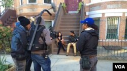 Raisa Andriana dan Chicco Jerikho dalam syuting film 'Terjebak Nostalgia' di New York. (VOA/Vena Dilianasari)