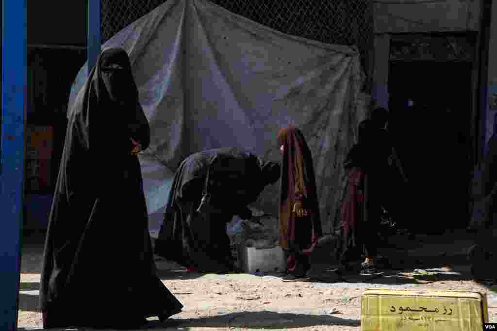 Women and children shop in the market area of Roj Camp in Northeast Syria, most are from Western countries on Oct. 13, 2024. (Diego Baravelli/VOA)