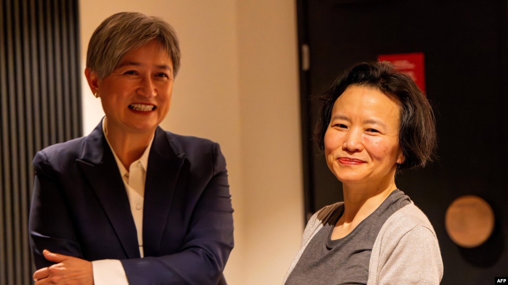 澳大利亚籍华裔记者成蕾（右）被中国当局拘留3年多后获释，2023年10月11日返回墨尔本，在机场受到外交部长黄英贤（Penny Wong）的迎接。（澳大利亚外交部提供）(photo:VOA)